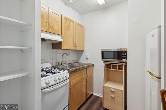 kitchen with sink, white appliances, dark wood-type flooring, decorative backsplash, and light brown cabinets