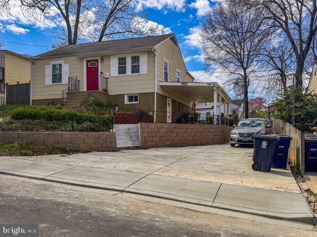 view of front of property with driveway and a fenced front yard