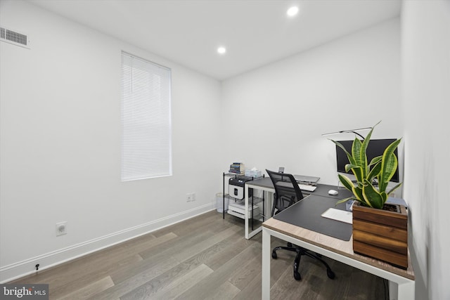 home office with baseboards, visible vents, wood finished floors, and recessed lighting