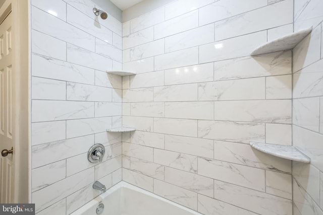 bathroom featuring tiled shower / bath