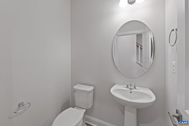 bathroom featuring toilet and sink