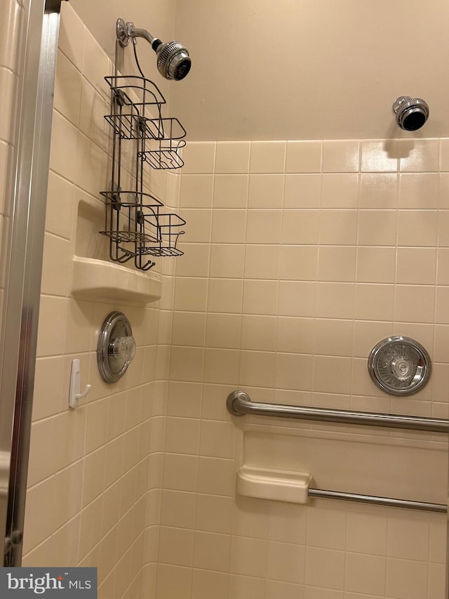 full bathroom featuring tiled shower