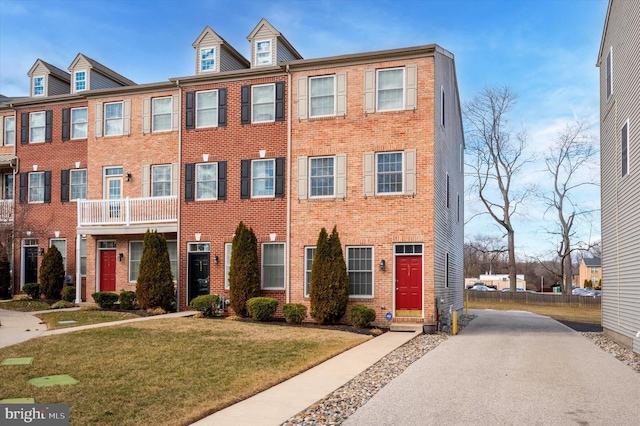 multi unit property featuring a front yard