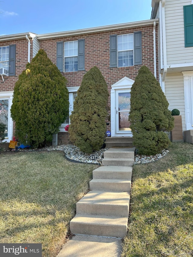 view of front facade featuring a front lawn