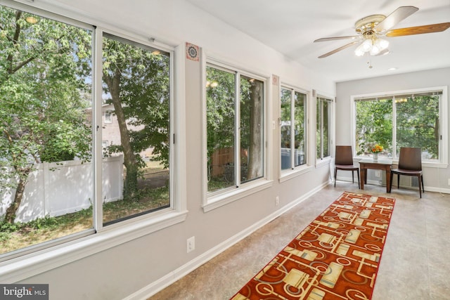 sunroom with ceiling fan