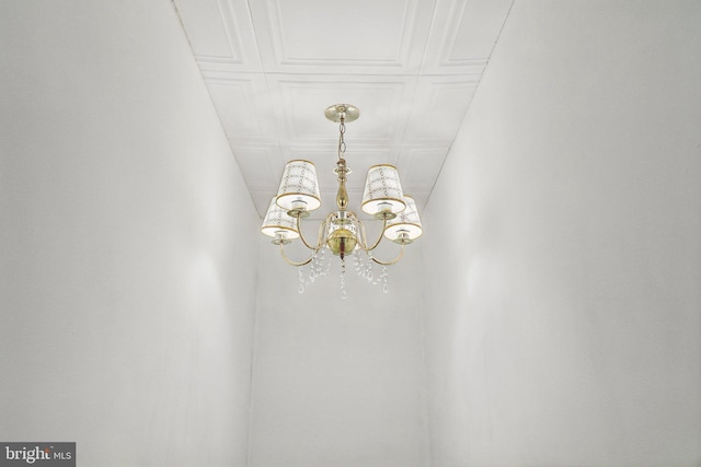 room details featuring an inviting chandelier