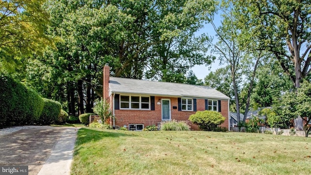 view of front of property featuring a front lawn