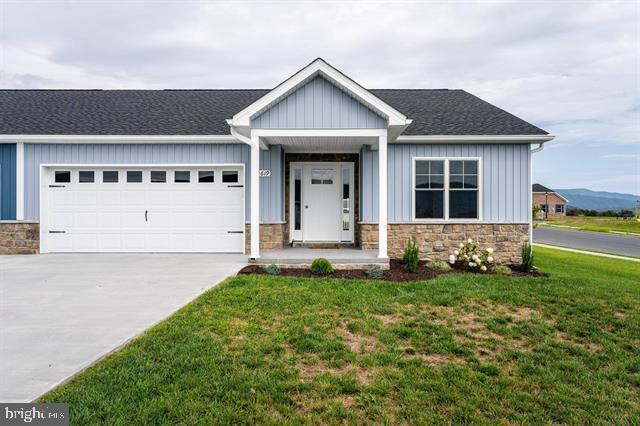 craftsman-style house featuring a garage and a front yard