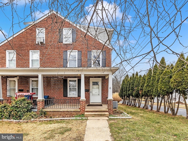 view of front of home featuring a front lawn and covered porch