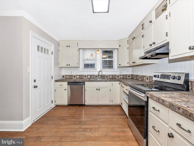 kitchen featuring sink, light hardwood / wood-style flooring, appliances with stainless steel finishes, ornamental molding, and white cabinets