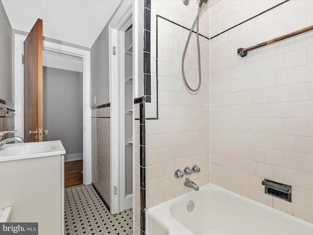 bathroom featuring vanity and tiled shower / bath