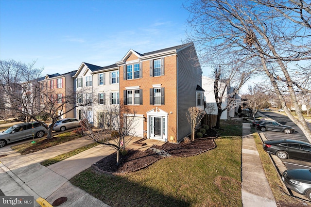 townhome / multi-family property featuring a front yard