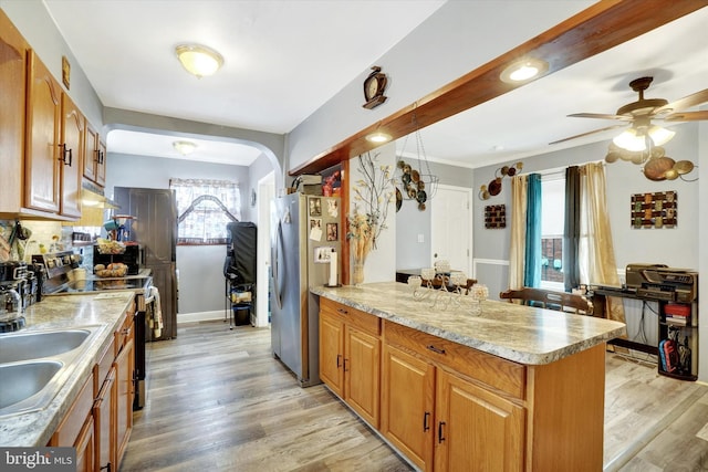 kitchen with sink, crown molding, appliances with stainless steel finishes, ceiling fan, and light hardwood / wood-style floors