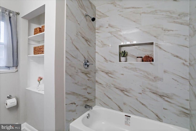 bathroom with tiled shower / bath