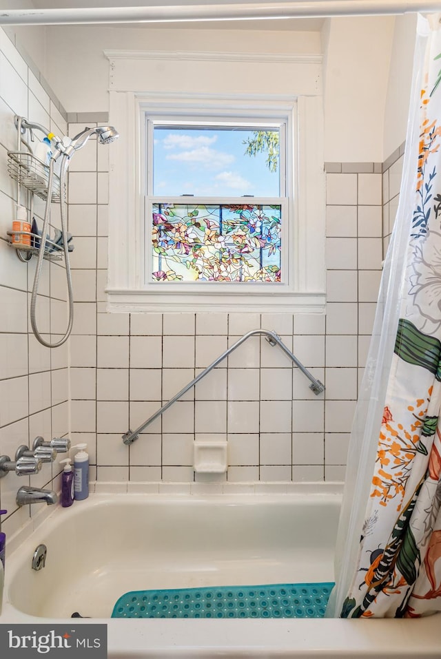 bathroom featuring shower / tub combo