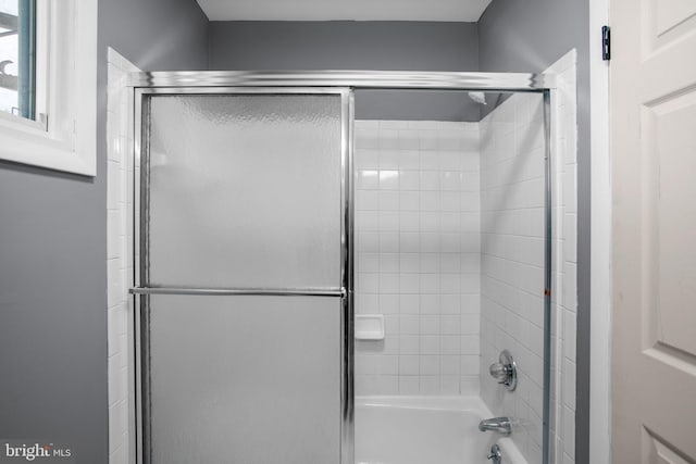 bathroom with enclosed tub / shower combo