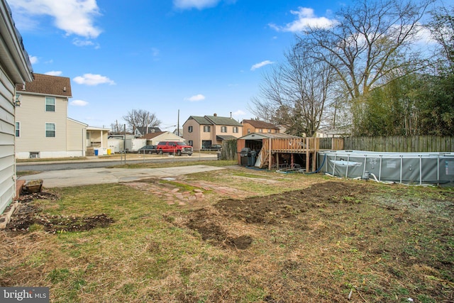 view of yard featuring an empty pool