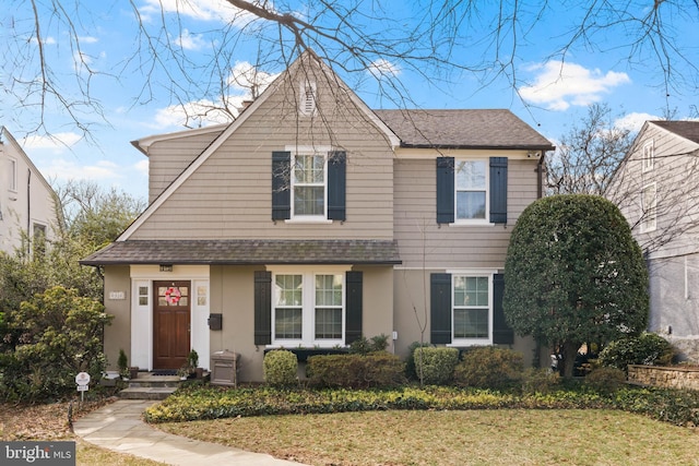 view of front of home featuring a front yard