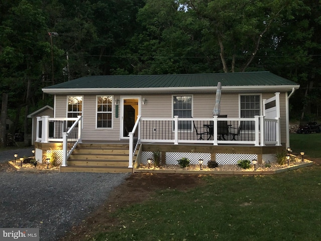 view of front facade featuring a front lawn