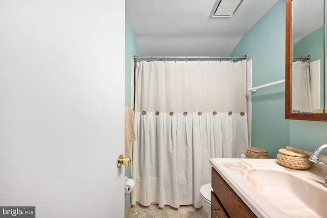 full bathroom featuring toilet, curtained shower, and vanity