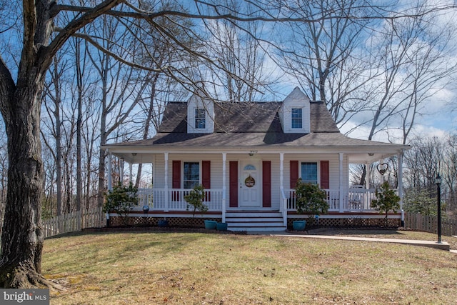 farmhouse-style home featuring a front lawn, fence, and covered porch