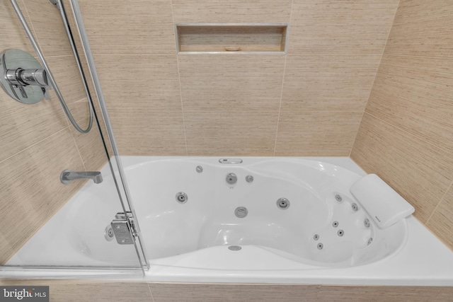 bathroom featuring tiled tub