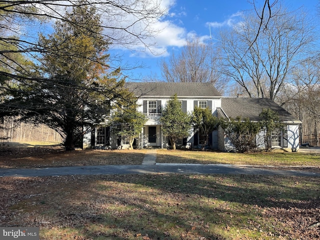 view of front of property featuring a front yard