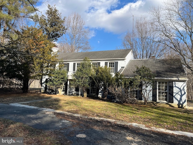 view of front of property featuring a front yard