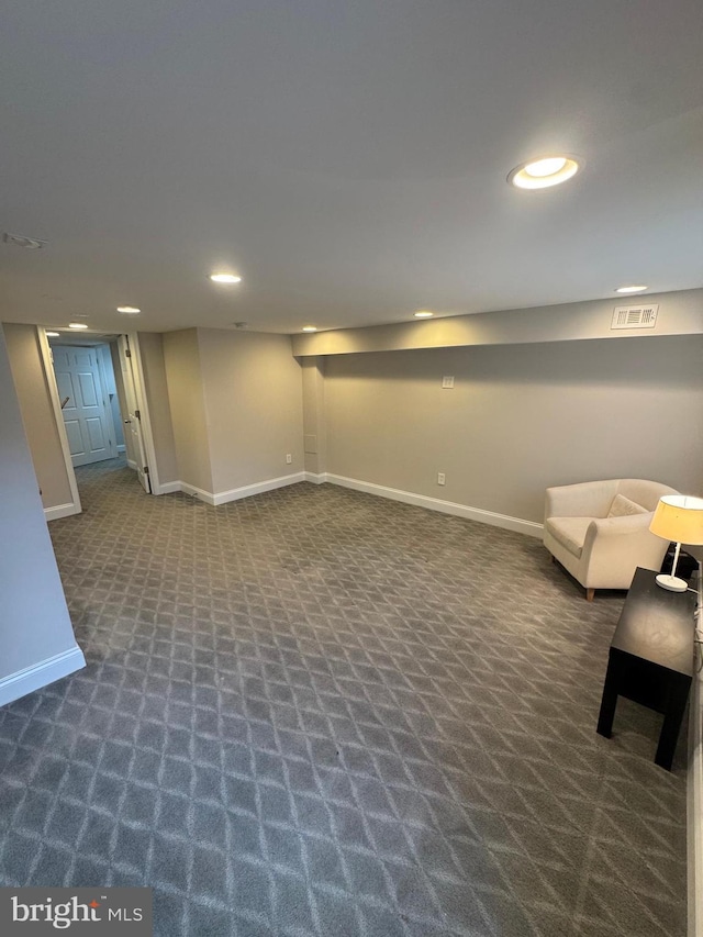 finished basement with baseboards, visible vents, carpet flooring, and recessed lighting