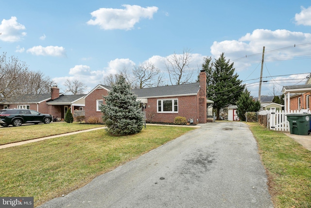 single story home featuring a front lawn