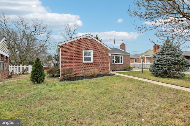 view of front of home featuring a front yard