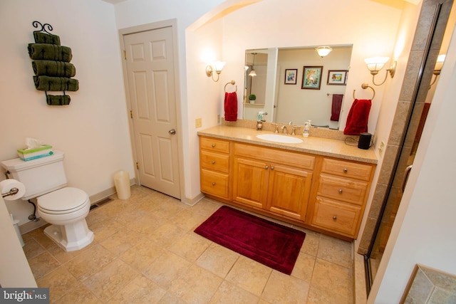 full bath featuring a shower with door, visible vents, toilet, vanity, and baseboards