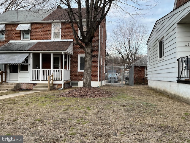 view of side of property featuring a lawn