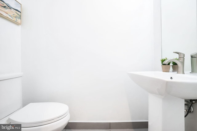 bathroom featuring sink and toilet