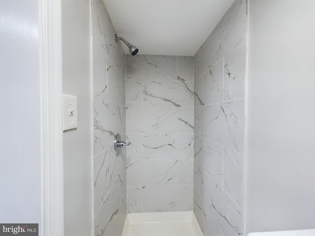 bathroom featuring tiled shower