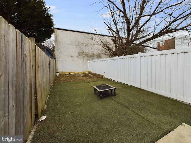 view of yard featuring an outdoor fire pit