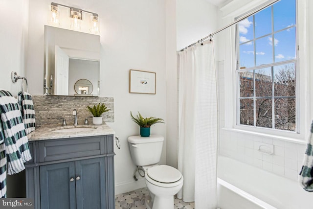 full bathroom featuring shower / tub combo with curtain, vanity, toilet, and backsplash