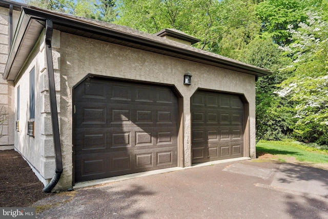view of detached garage