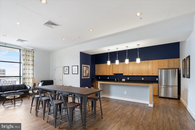 dining room featuring recessed lighting, dark wood finished floors, visible vents, and baseboards