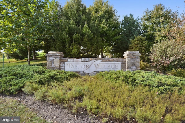 view of community / neighborhood sign