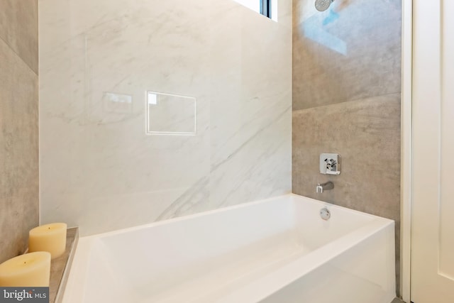 bathroom featuring tiled shower / bath