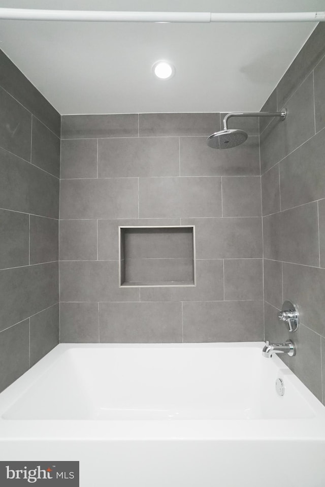 bathroom featuring tiled shower / bath