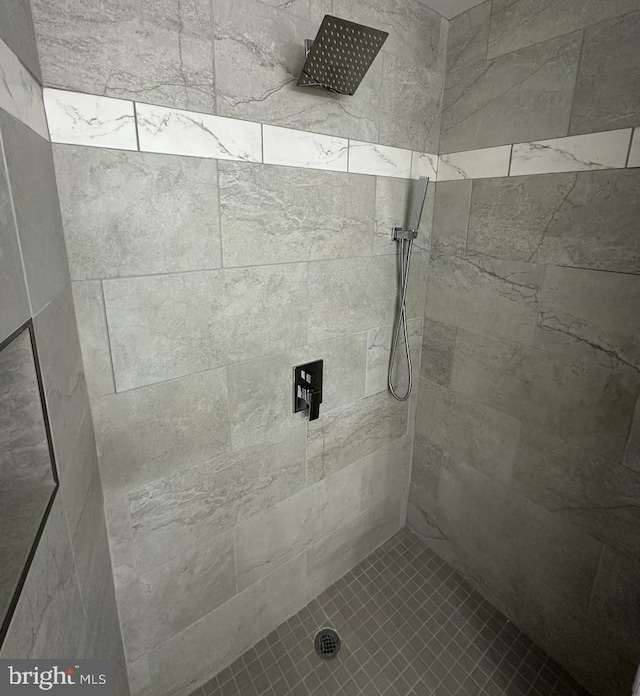 bathroom featuring tiled shower