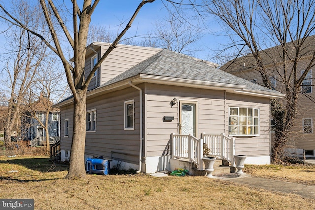 bungalow featuring a front yard