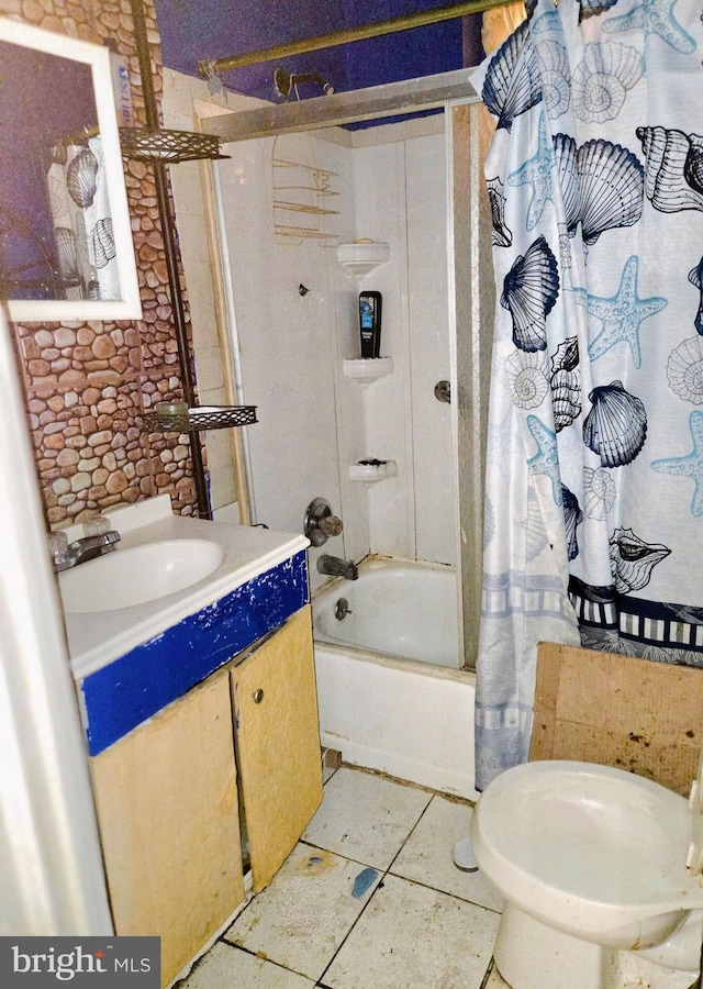 full bath with toilet, shower / bath combo with shower curtain, and vanity