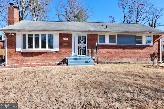 view of front of property with a front yard