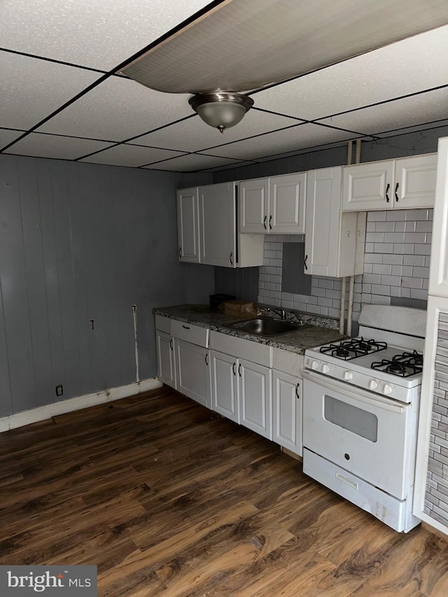 kitchen with sink, white cabinetry, tasteful backsplash, dark hardwood / wood-style floors, and white gas range oven