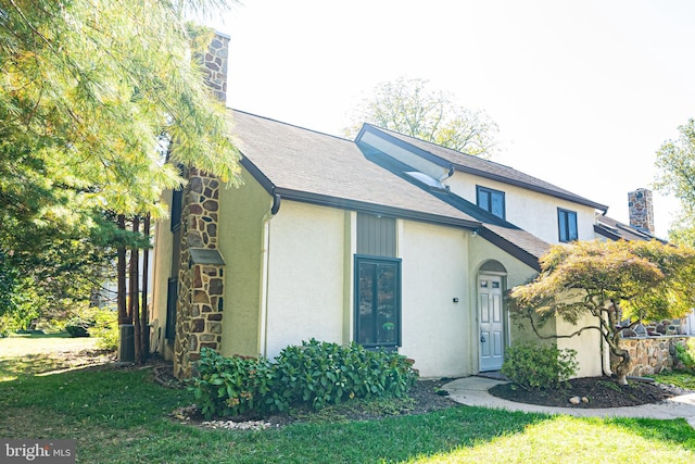 view of front of house featuring a front lawn