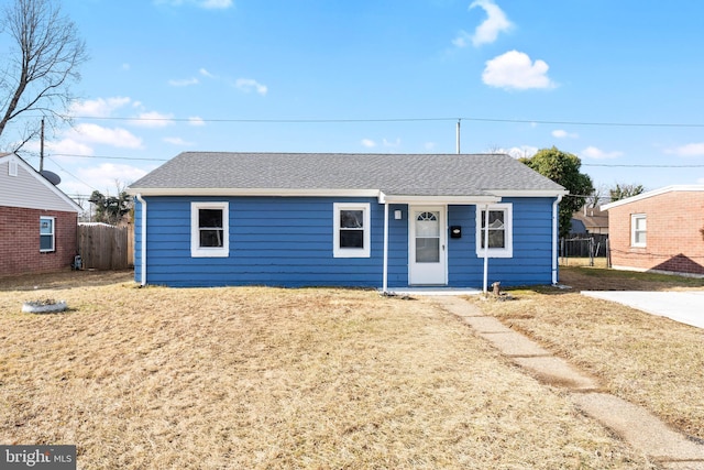 view of front of house featuring a front lawn