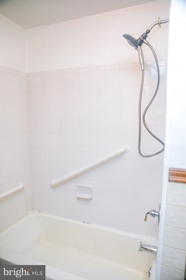 bathroom featuring tiled shower / bath combo